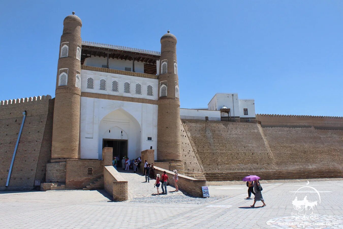 Узбекистан бухара арк. Стена цитадели арк, бухара, узбекистан. Крепость арк в бухаре. Бухара город арк крепость. Кушбеги-боло крепость арк в бухаре.