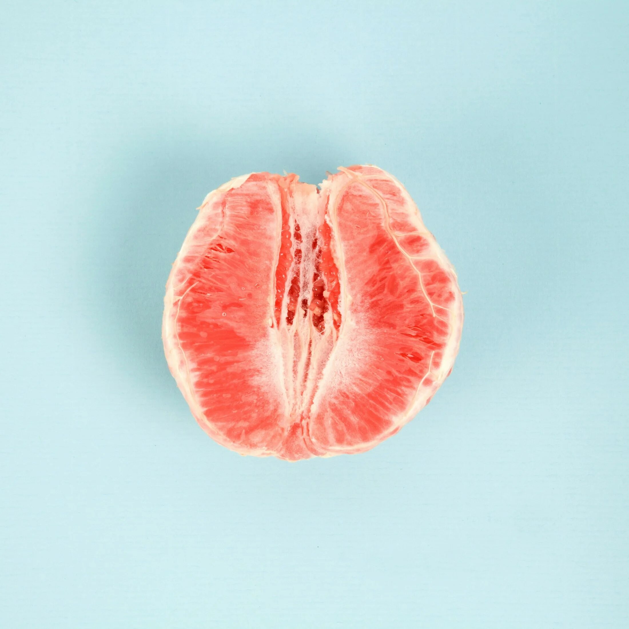 Женские малые половые губы. Грейпфрут в разрезе. Фрукты похожие на влагалище. Половинка грейпфрута. Фрукт похожий на женские гениталии.