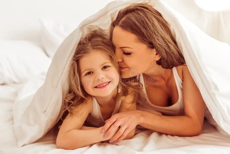 Ru daughter. Под одеялом с дочерью. Красивая мама с дочкой на кровати. Дочка и мама под одеялом. Мама и дочь веселятся в кровати.