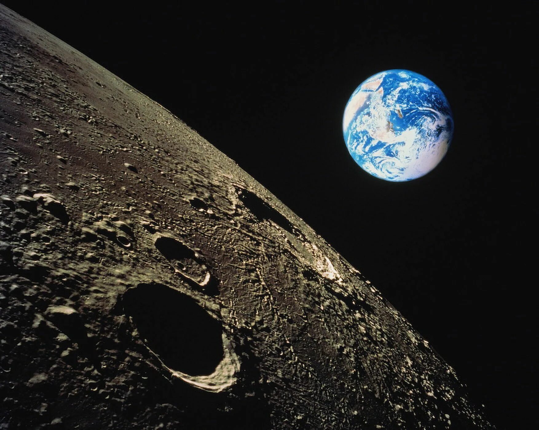 Луна (Планета). Снимки Луны. Луна вид из космоса. Луна в космосе. Что в центре луны