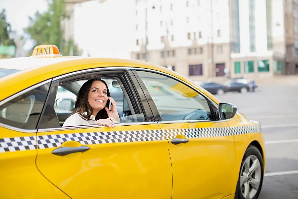 He took a taxi. Девушка в такси. Клиент такси. Девушка в такси арт. Грязное такси.