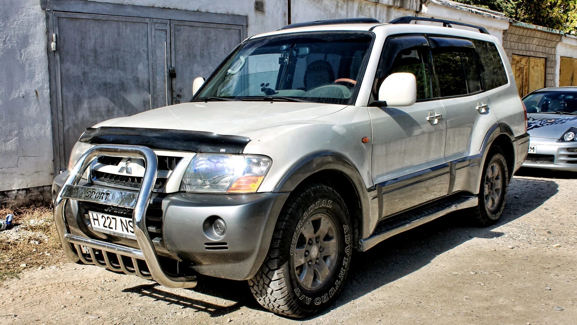 Mitsubishi pajero 3 бензин. Митсубиси Монтеро 3. Митсубиси Монтеро 2004. Паджеро Монтеро 3. Митсубиси Монтеро 3.8 2003.