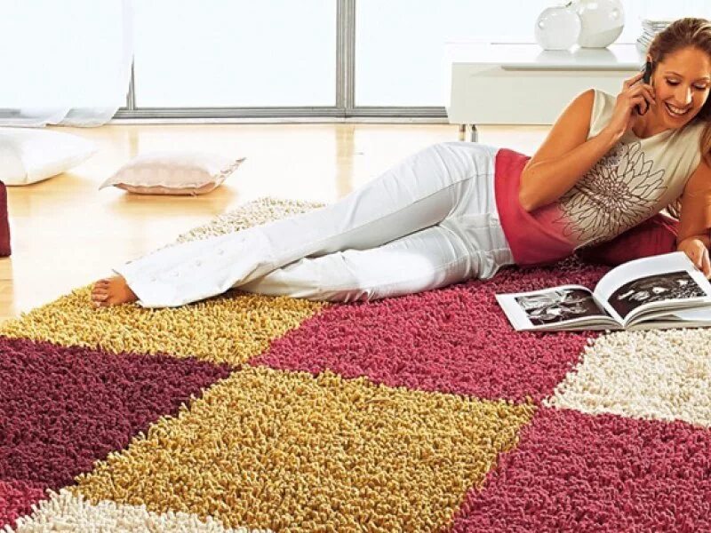 работа ковров для женщин. ковер с длинным ворсом в интерьере. ткачихи больших ковров. стирка ковров креативная реклама. Choosing a carpet.