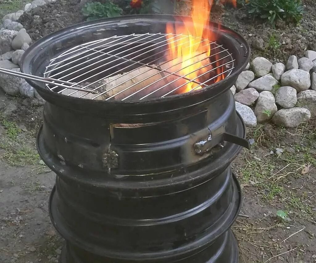 Мангал из автомобильных дисков. Барбекю из колесных дисков. Мангал из автомобильного диска. Шашлычница из колесного диска. Жаровня из дисков автомобильных.