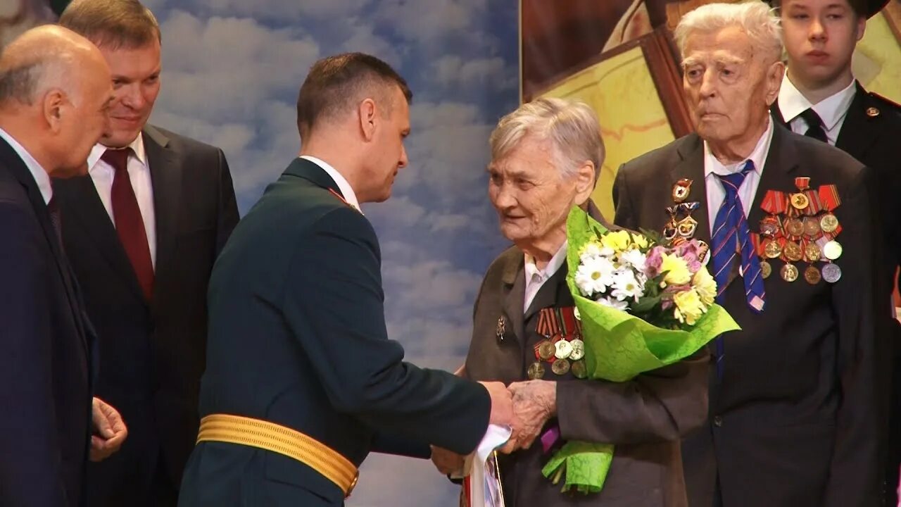 Вручение ветеранам. Цветы ветеранам. Ветеран с наградами. Вручение ветеранам. Дети дарят цветы ветеранам.