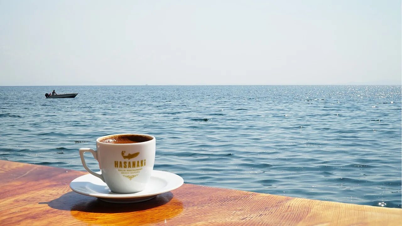 Утро буда. Кофе и море. Утро на море. Чашка кофе на море. Кофе с видом на море.
