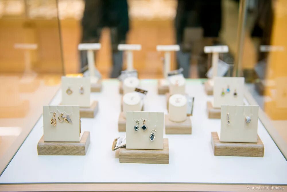 Кристалл смоленские бриллианты. Завод кристалл смоленск. Фабрика кристалл смоленск. Ювелирный магазин вывеска. Смоленский завод кристалл.