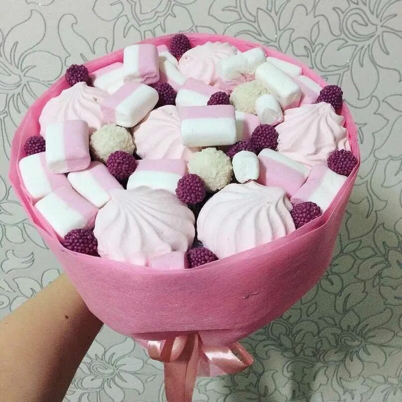Букет из маршмеллоу. Сладости для детей своими руками. Сладкие букеты для детей. Букеты с зефира и маршмеллоу. Букет из зефира и маршмеллоу.