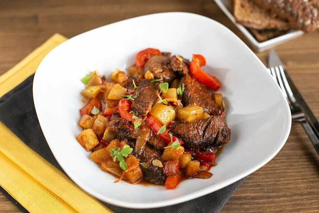 Рагу. Тушёное мясо с овощами в мультиварке. Жаркое из говядины. Мясо тушеное с овощами. Рагу из говядины.