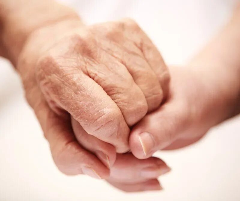 Помощь пожилым родителям. Пожилые родители. Рука младенца и пожилого.