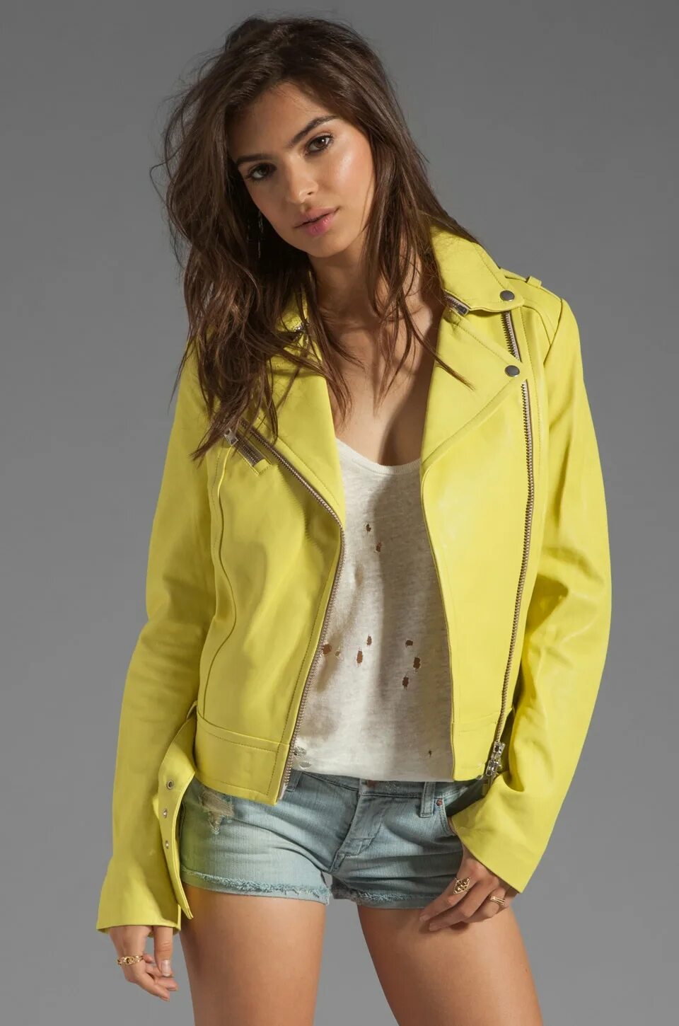 Лимонная кожаная куртка. Желтая кожаная куртка. Куртка косуха желтая. Жёлтая кожаная куртка женская. Кожаная куртка лимонного цвета.