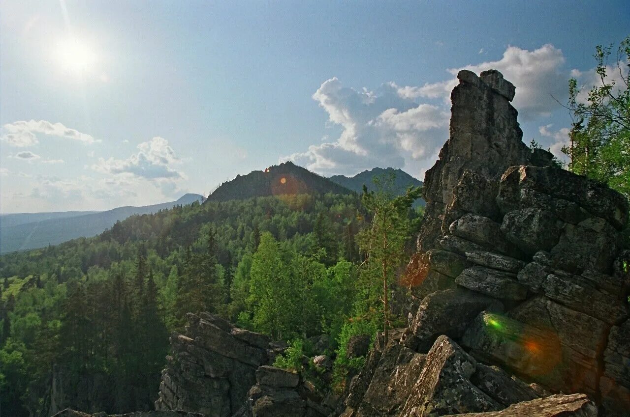 Белорецк 2. Белорецк Башкирия горы. Гора малиновая Белорецк. Малиновые скалы в Башкирии. Гора малиновая Башкирия.