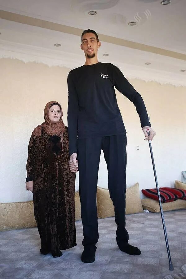 Сами высоки человек. Султан кёсен самый высокий. Самый высокий человек турок Султан кёсен. Султан Косен с женой. Султан кёсен рост и жена.
