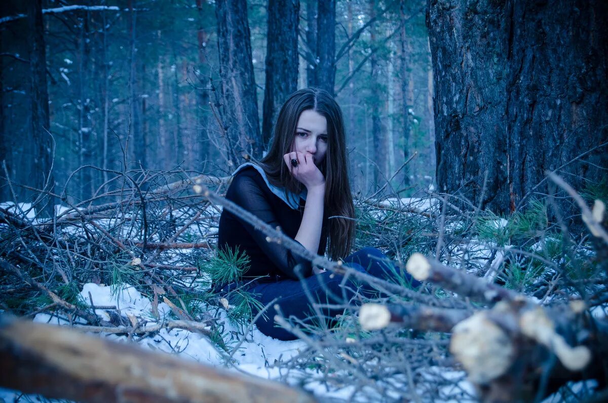 девушка кричит в лесу. девушка убегает в лес. черноволосая девушка в лесу. девушка кричит в лесу. кричащая девушка в лесу.