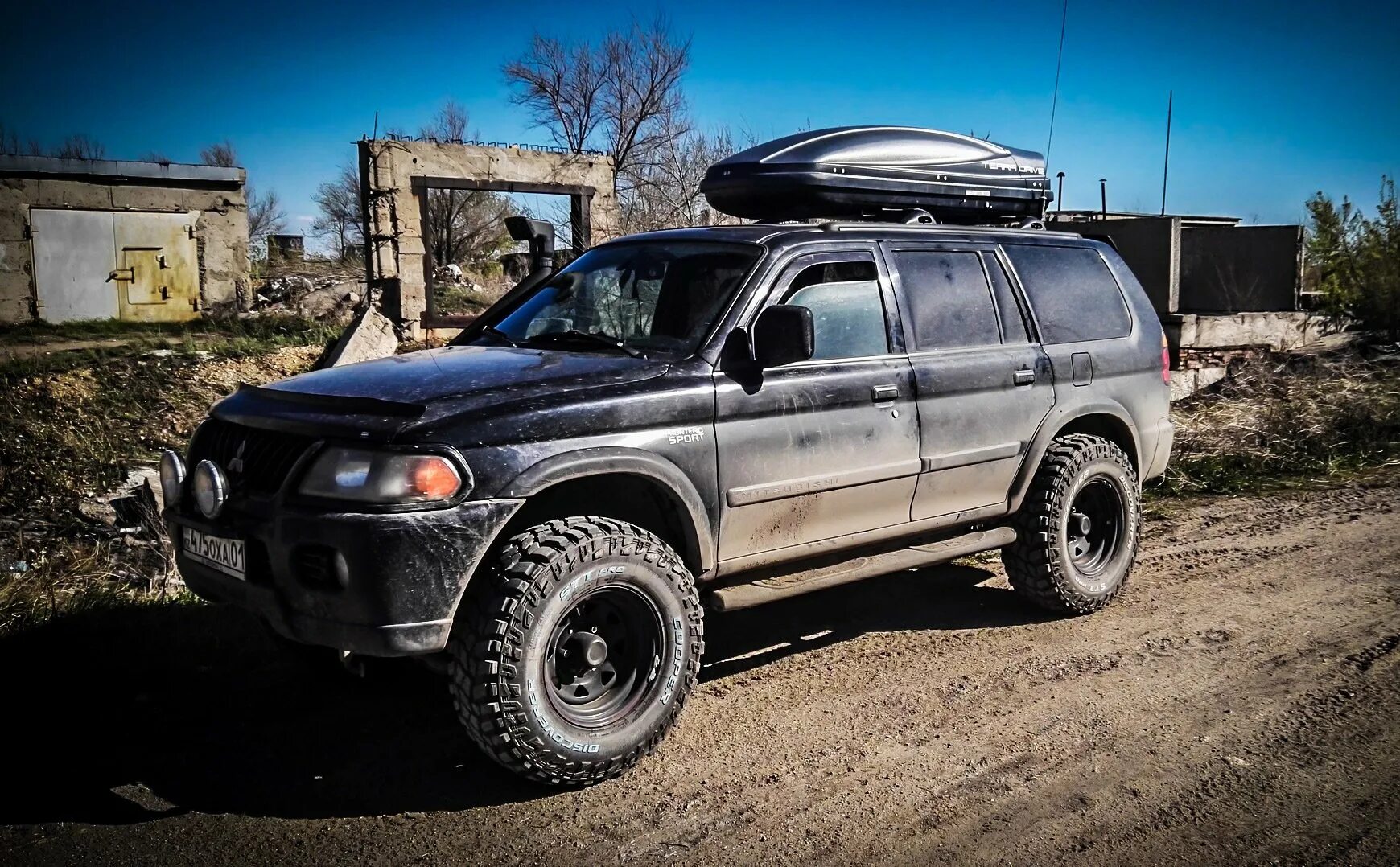 Mitsubishi pajero sport бензин. Мицубиси Монтеро спорт 1. Mitsubishi Pajero Sport 2000 off Road. Mitsubishi Montero Sport 3.0. Pajero Sport 2001.