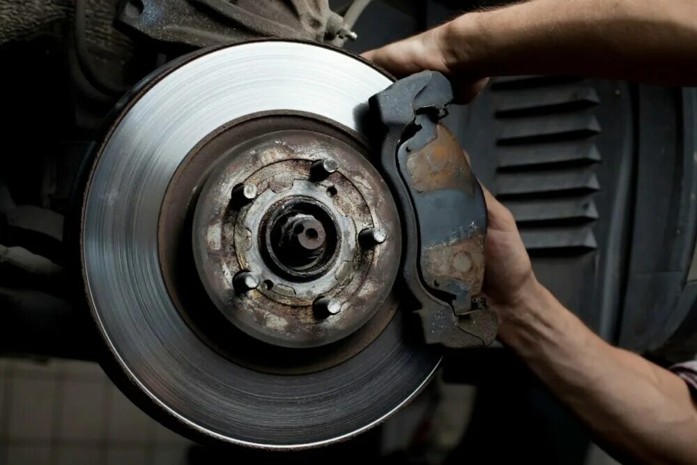 Вибрация на скорости тормозные диски. Brake Pads Brake Pads 600904. Проточка тормозного диска. Тормоза автомобиля. Тормозные колодки автомобиля.