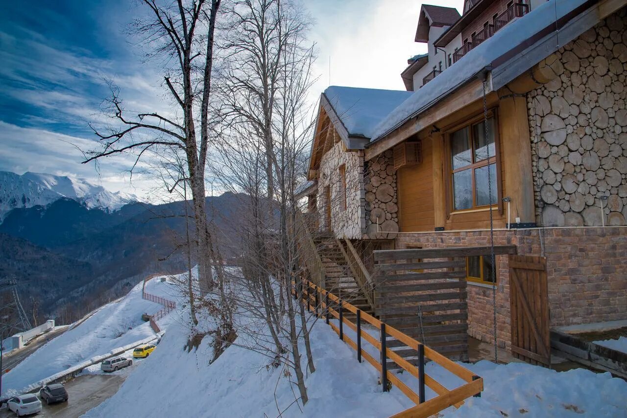 Сочи роза хутор лыжи. Родельбан роза хутор. Работа на красной поляне с проживанием. Горный курорт красная поляна. Работа адлер вакансии.