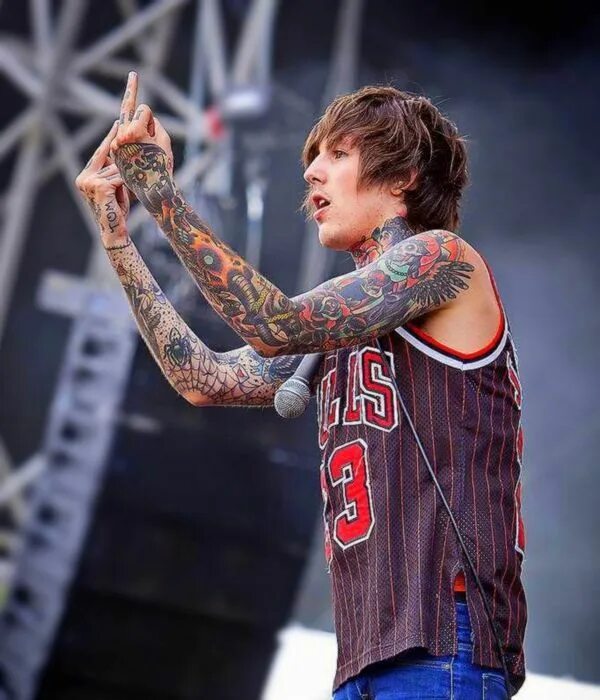 Bring me to stay. Оливер Сайкс. Оливер Сайкс накачался. Оливер Сайкс фото. Oliver Sykes Live.