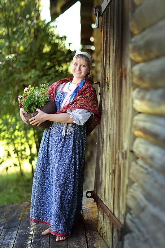 Есть девушки из деревни. Русские красавицы в сарафанах. Девушка в русском сарафане. Сельские девушки.