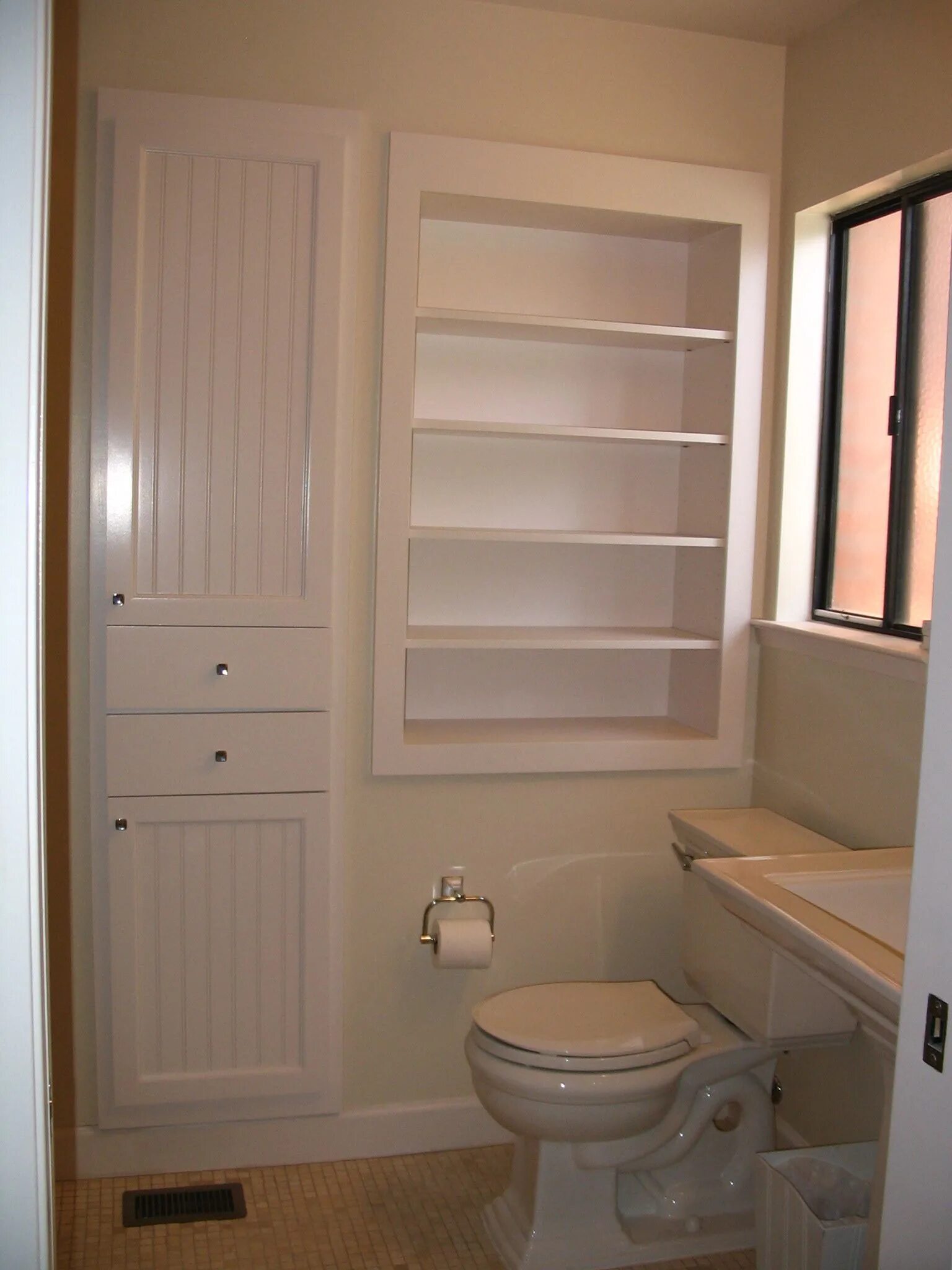 Шкаф в ванной туалете. Встроенный шкаф в ванной. Встроенные шкафчики в ванной. Встроенные шкафы в ванную комнату. Встраиваемый шкаф в ванной.