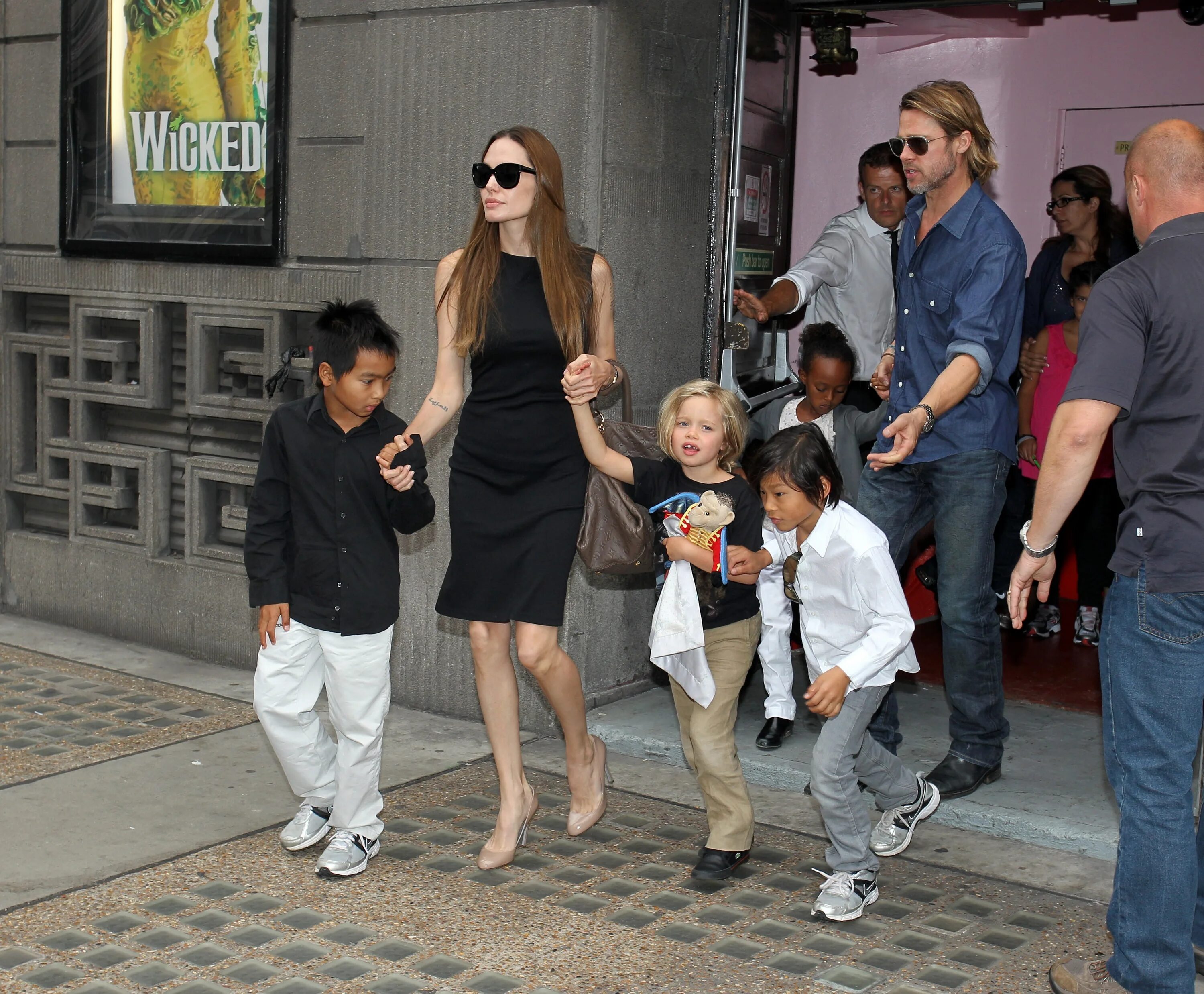 Сколько детей у питта. Семья Джоли. Семья Анджелины Джоли. Брэд Питт и Анджелина Джоли семья. Семья Джоли Питт.