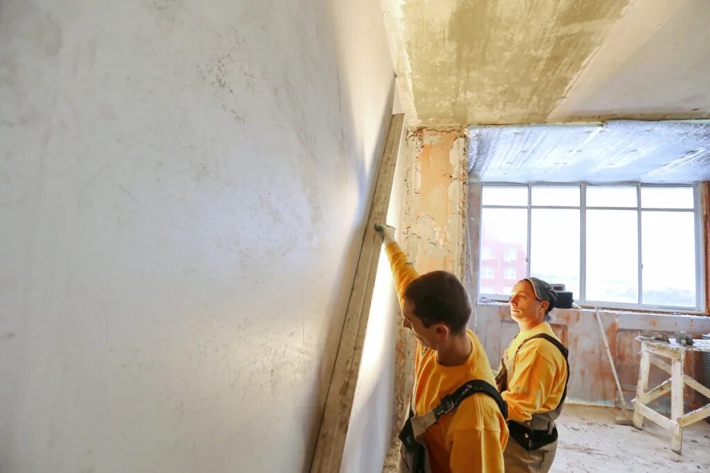 ровность стен. машинная штукатурка стен. улучшенная штукатурка стен. правило для стен. контроль качества оштукатуривания стен.