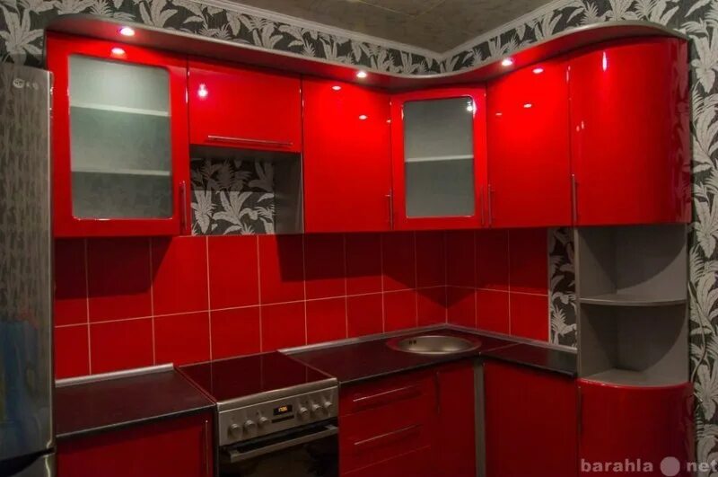 Купить угловой в томске. Кухня угловая красная. Кухонный гарнитур угловой красный. Кухонный гарнитур красный металлик. Кухня красно черная угловая.