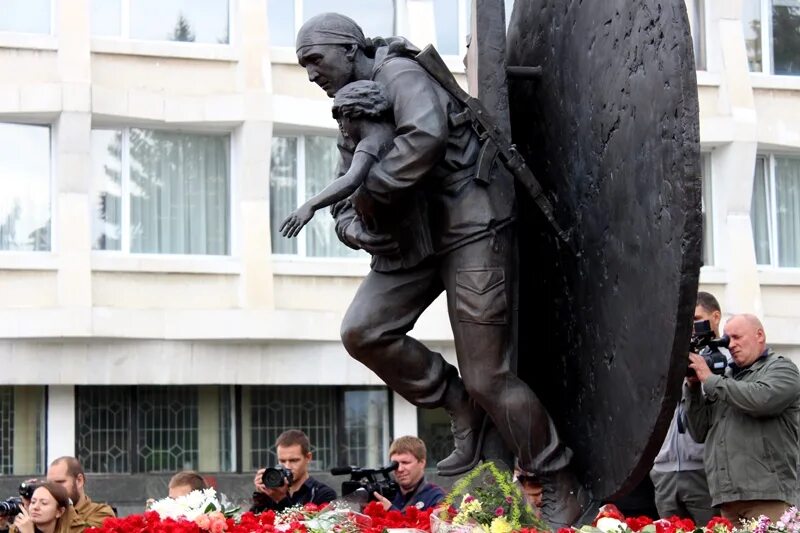 Встреча выпускников 10 лет. 1 сентября 2004 беслан боевики. Подростки в школе. Школьник читает книгу. 10 лет памяти.