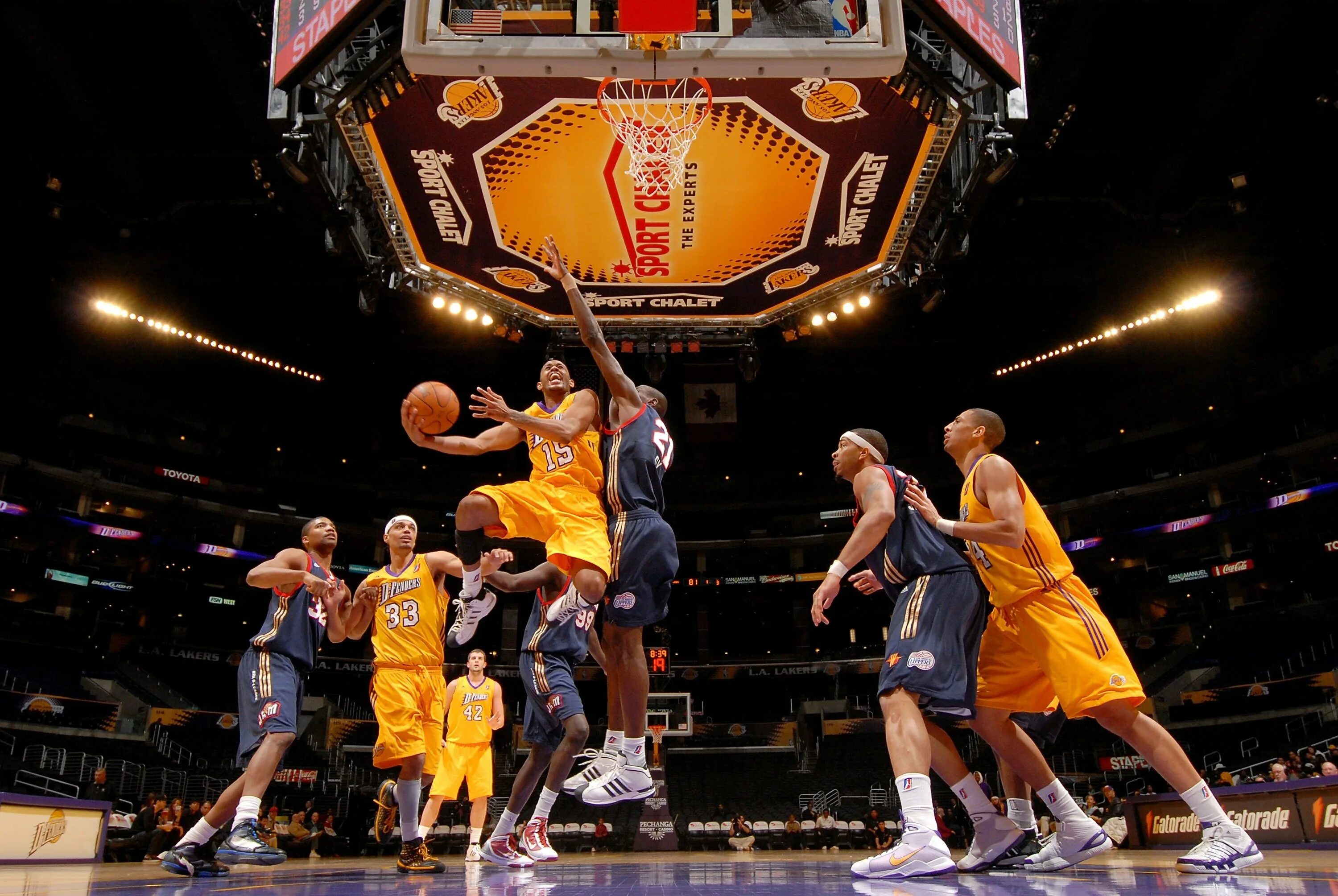 Игра между двумя командами. Лос-Анджелес Лейкерс. Лос Анджелес баскетбол. Баскетбол NBA Lakers. Команда Лос Анджелес Лейкерс.