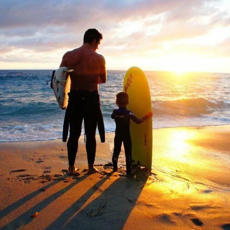 Серфер со спины. Отец и сын на море. Серфинг с сыном. Папа с сыном на серфе. Быть примером мужчина