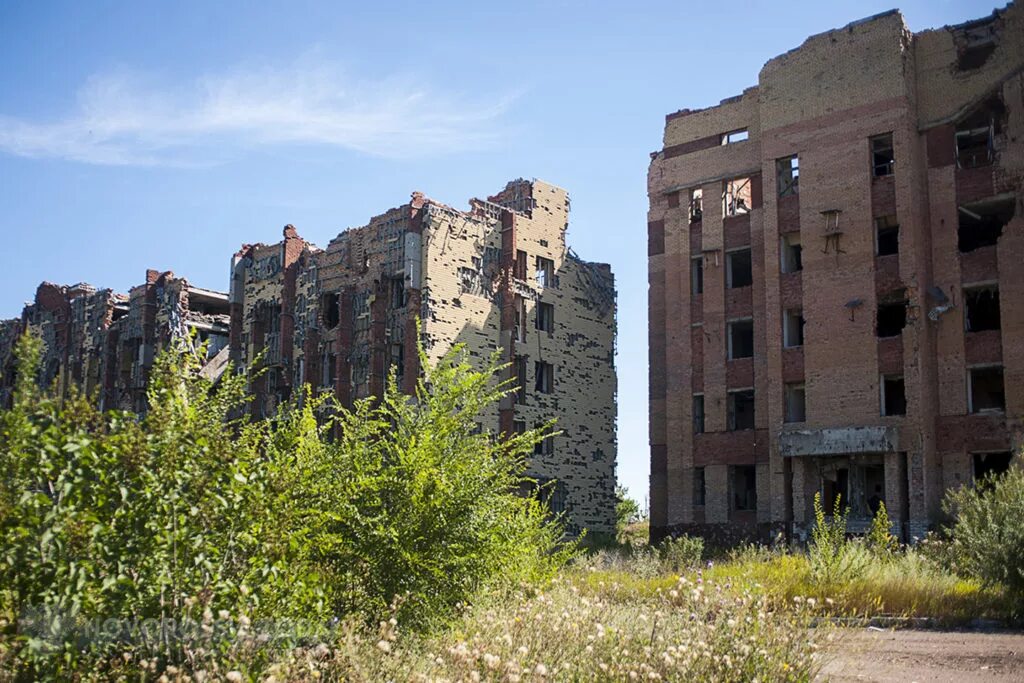Разрушенный донецк. Украина руины Донецк. Руины дом Донбасс. Донецк руины войны. Гюмри окраина развалины.