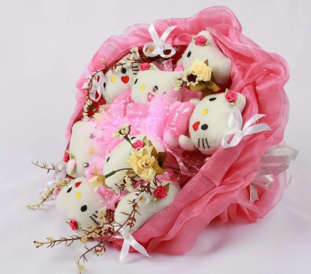 Букет из игрушек для девочки 5 лет. Букет из мягких игрушек. Детские букеты из игрушек. Букет из мягких игрушек. Букет из игрушек и конфет.