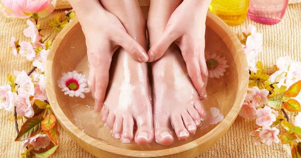 Применение ванночек. Натоптыши ванночки для ног. Спа для ног. Парафинотерапия для рук и ног. Травяные ванночки для ног.