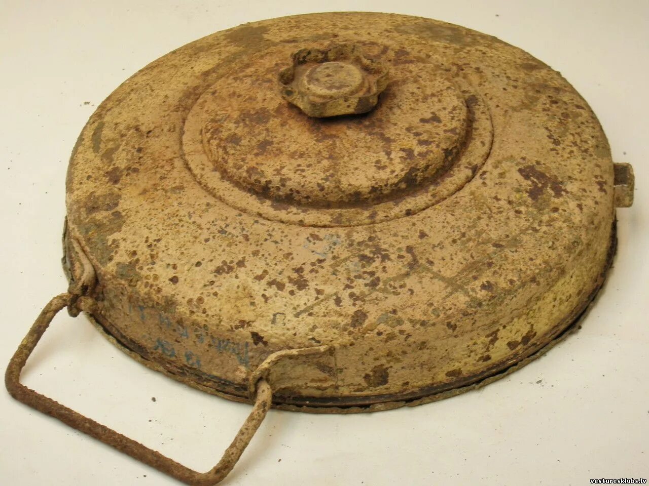 Противотанковая мина tmi-35 (tellermine). Tellermine 42 t. М 42 мина. Немецкой противотанковой мины тм-42. Немецкая противотанковая мина dm22.