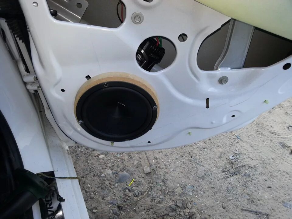 Штатные передние колонки шевроле авео т250. Задние динамики шевроле авео т250. Задние колонки шевроле авео. Замена динамиков шевроле круз. Задние динамики шевроле авео т250.