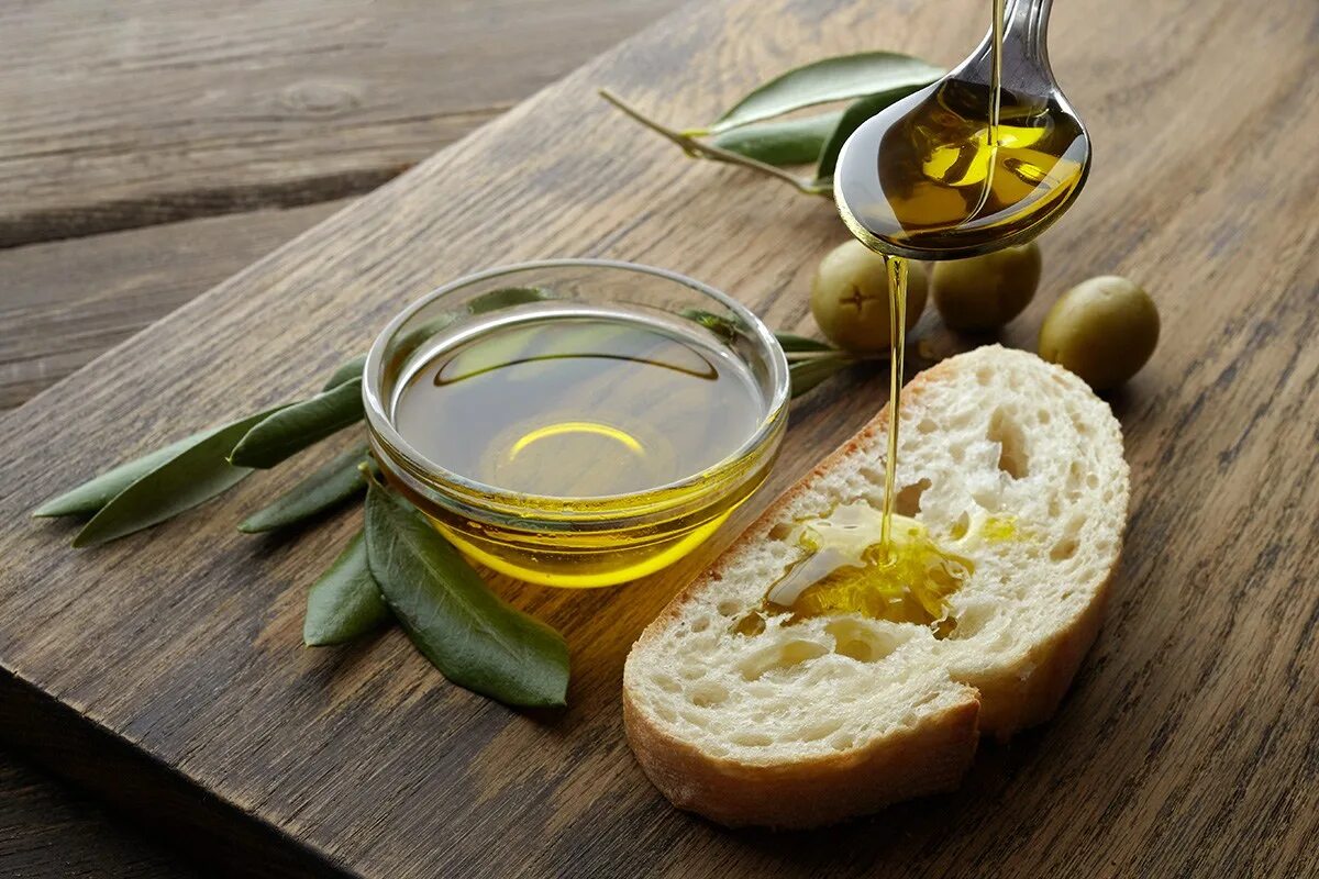 Оливковое масло. Хлеб с оливковым маслом. Масло оливы. Блюда с оливковым маслом.