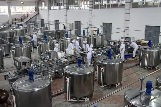 Завод талко в таджикистане. Эмомали рахмон на заводе. Промышленность таджикистана. Алюминиевый завод в таджикистане. Саноати точикистон.