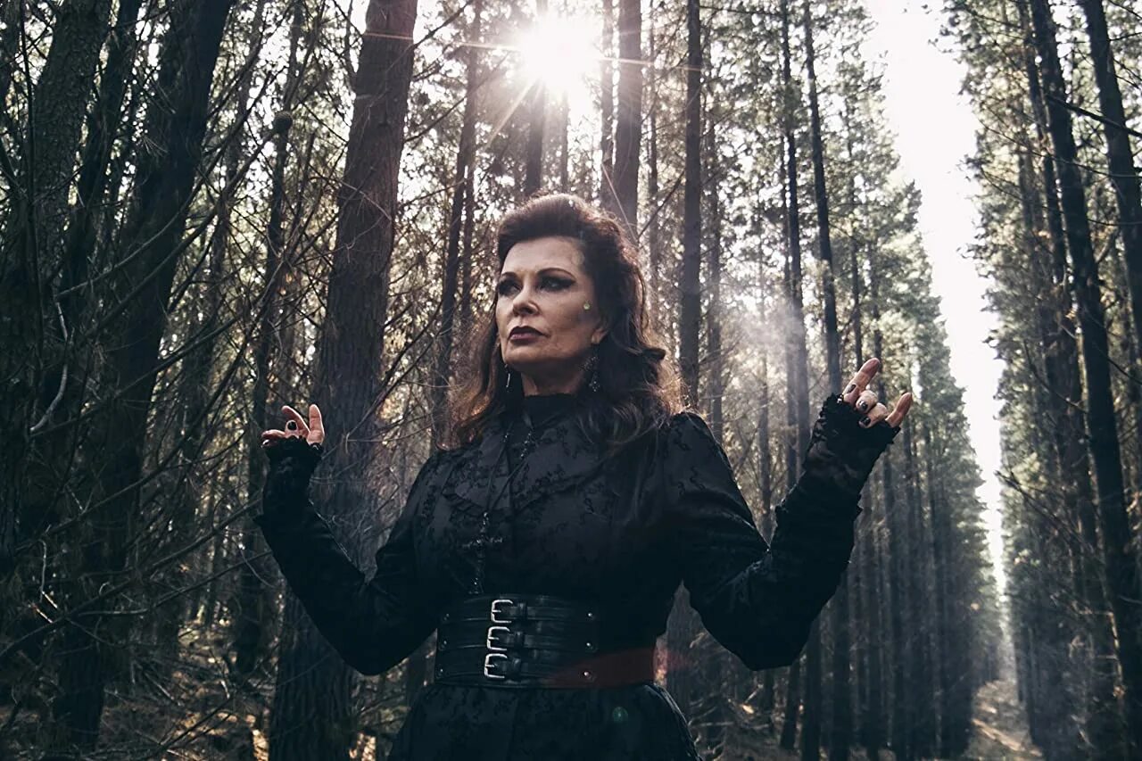 Cult girl. Тейя богиня древней греции. Слаанеш бог. Культ девушек. Иштар богиня.