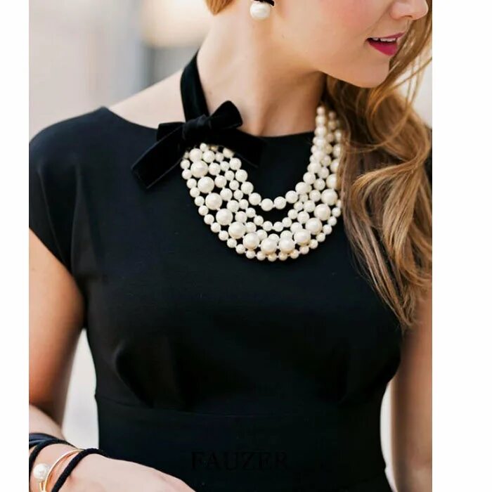 Элегантное колье. Какие украшение можно. Декоративные камни для украшений. Серьги дольче габбана 2023. Крупные украшения на шею.