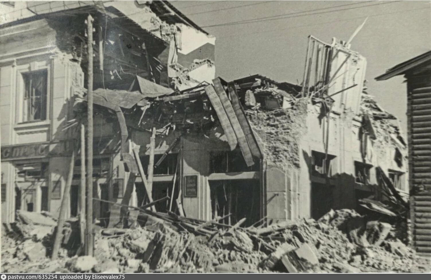 Бомбёжка домов в ленинграде 1941. Киев бомбят 2022. Разрушенное здание. Дом после бомбежки. Бородянка 2022.