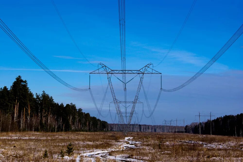 Напряжение в проводах воздушных линий. Формула падения напряжения в кабельной линии. Лэп. Электролинии высокого напряжения. Опора лэп 110 киловольт.