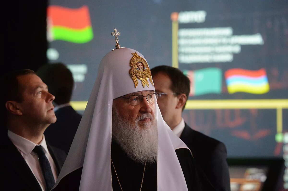 патриарх кирилл и владимир путин. воскресная церковь. богослужебные книги. хоругвь «святой николай с архангелами». 15 церковных лет устаревшее.