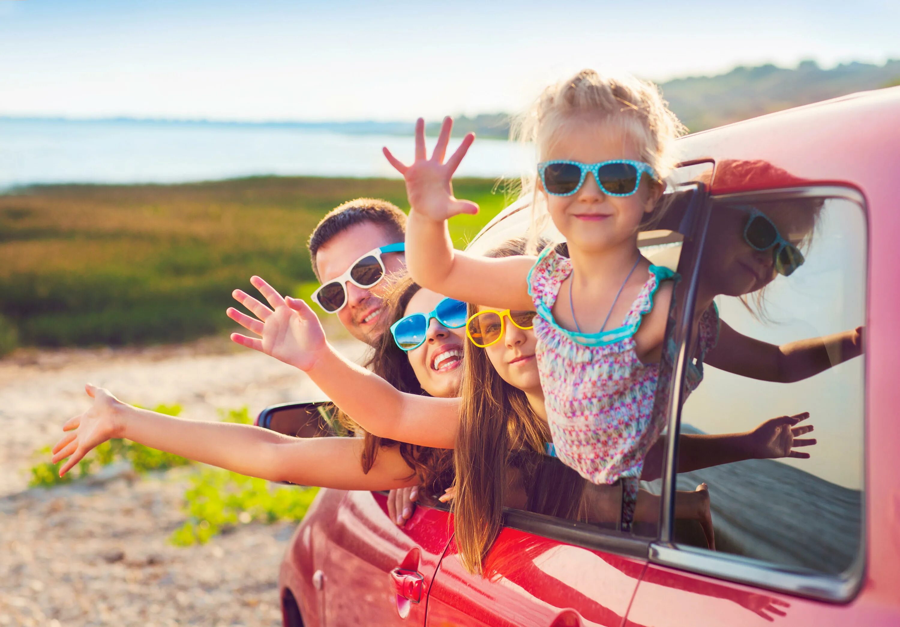 Going on holiday. Путешествие с детьми. Дети путешествуют. Семья путешествует. Дети на море.
