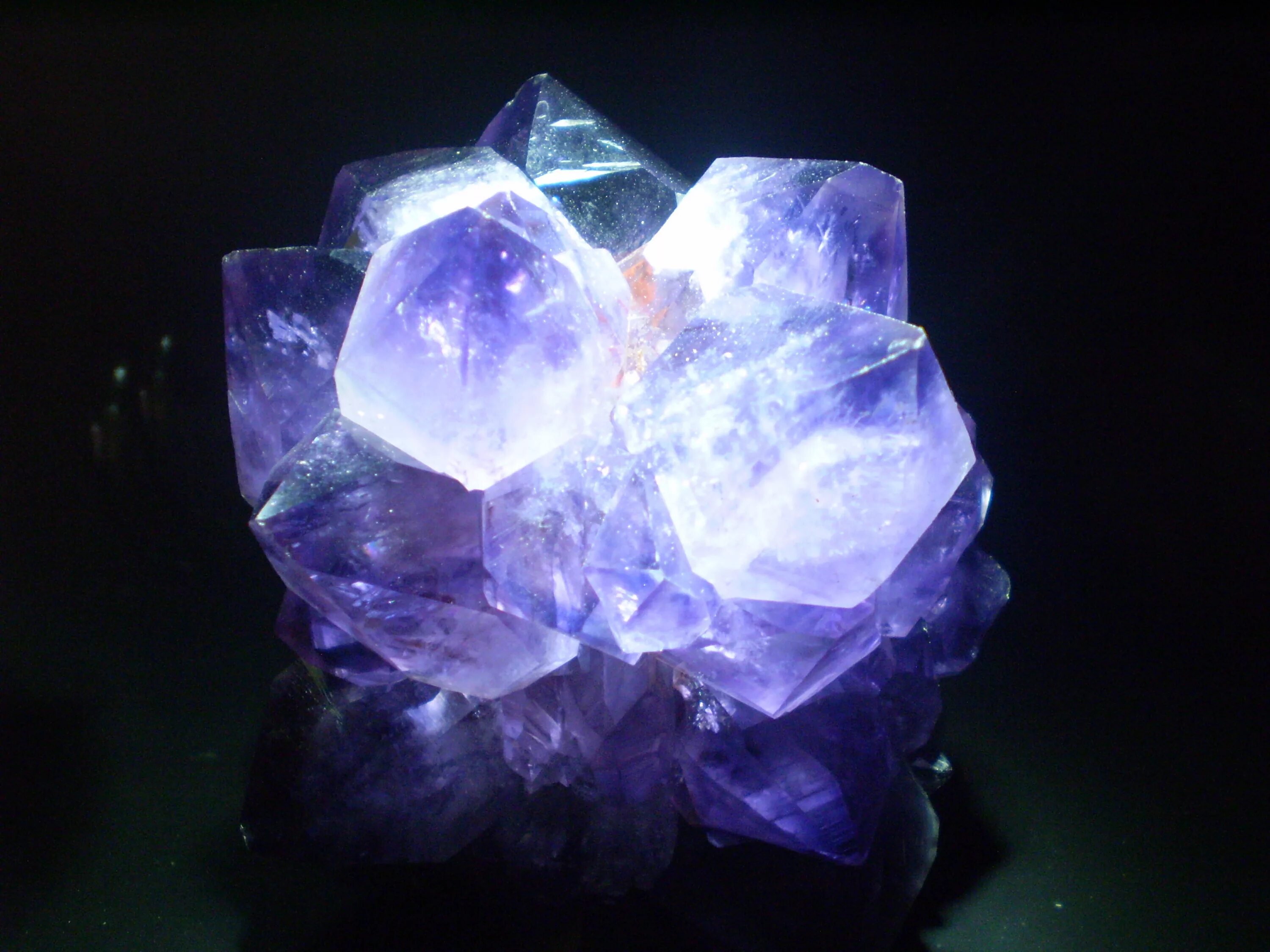 Камень Антарктицит минерал. Кристалл минерала Гарнет.. Красивые Кристаллы. Самые красивые Кристаллы. Crystals p
