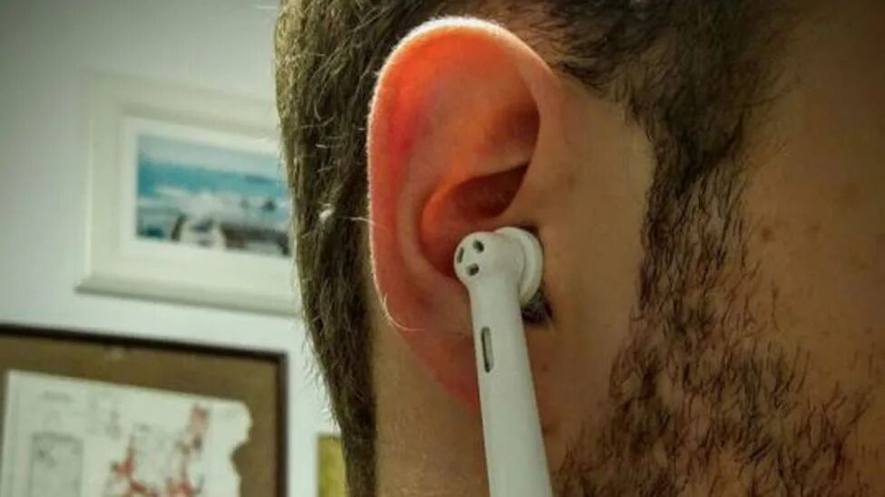 Наушник тихо играет airpods. Огромный AIRPODS. AIRPODS прикол. Беспроводные наушники Мем. Огромный наушник AIRPOD.