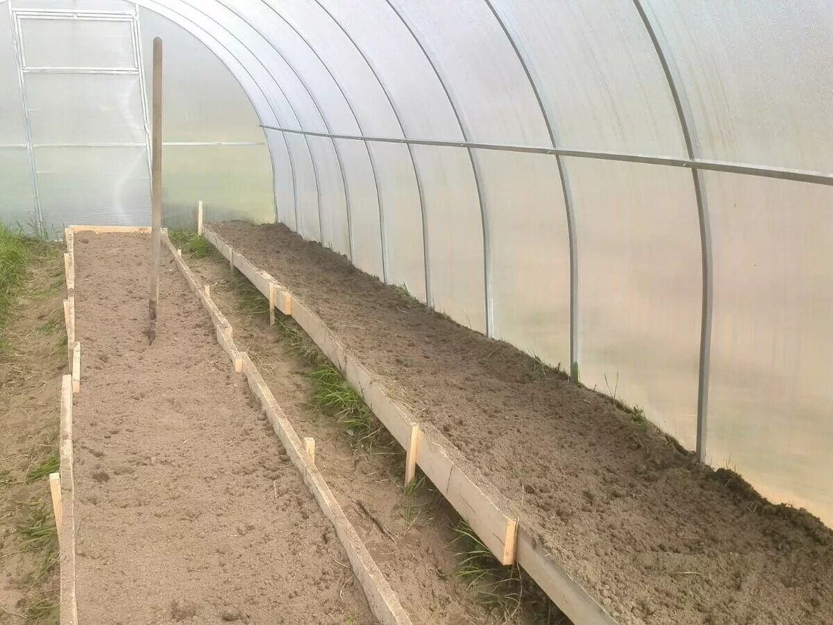 Обработать теплицу. Чем обработать грядки в теплице. Грядки в теплице. Подготовка теплицы весной. Грядки в теплице 3 на 4.