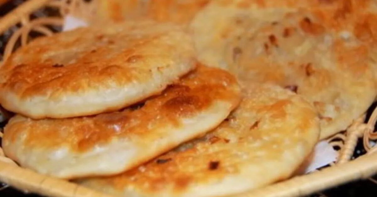 Блюда с луковой лепешкой. Луковые лепешки простой рецепт. Луковая лепешка. Блюда с зеленым луком. Луковые лепешки на сковороде.