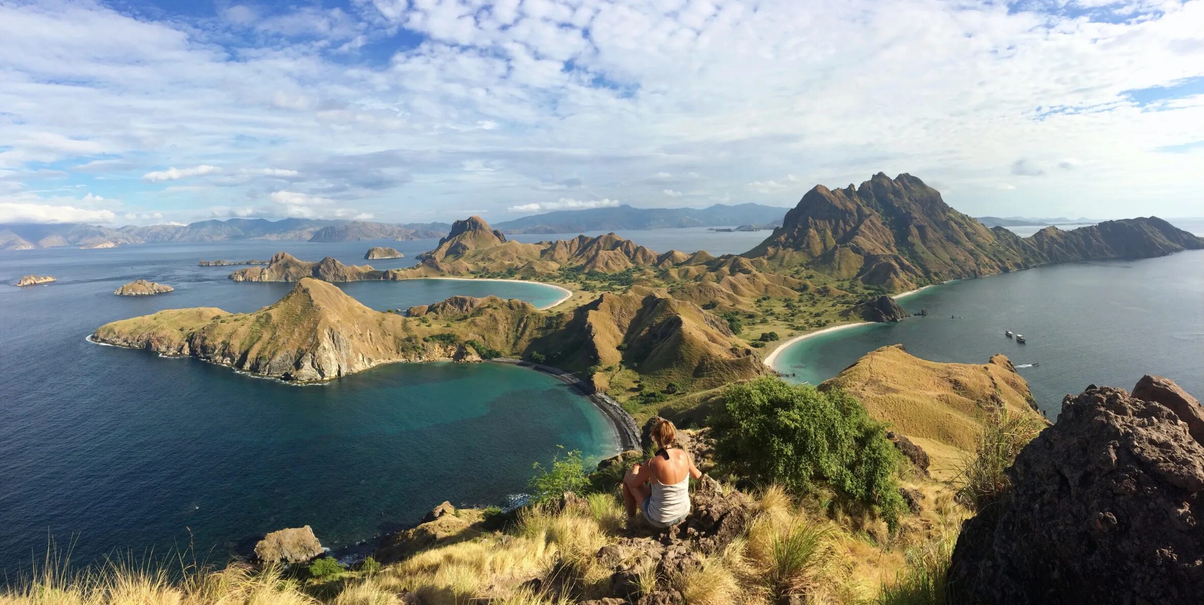 Spot island. Остров Комодо Индонезия. Комодо Бали. Национальный парк Комодо. Остров Комодо фото.