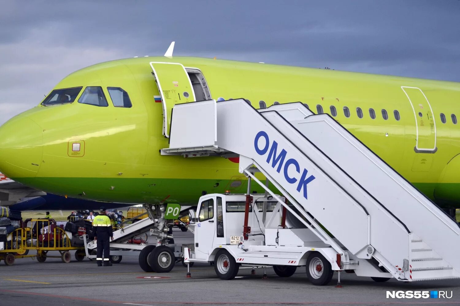Самолет омск москва. Самолет омск. омские пассажирские самолёты. москва омский самолет.