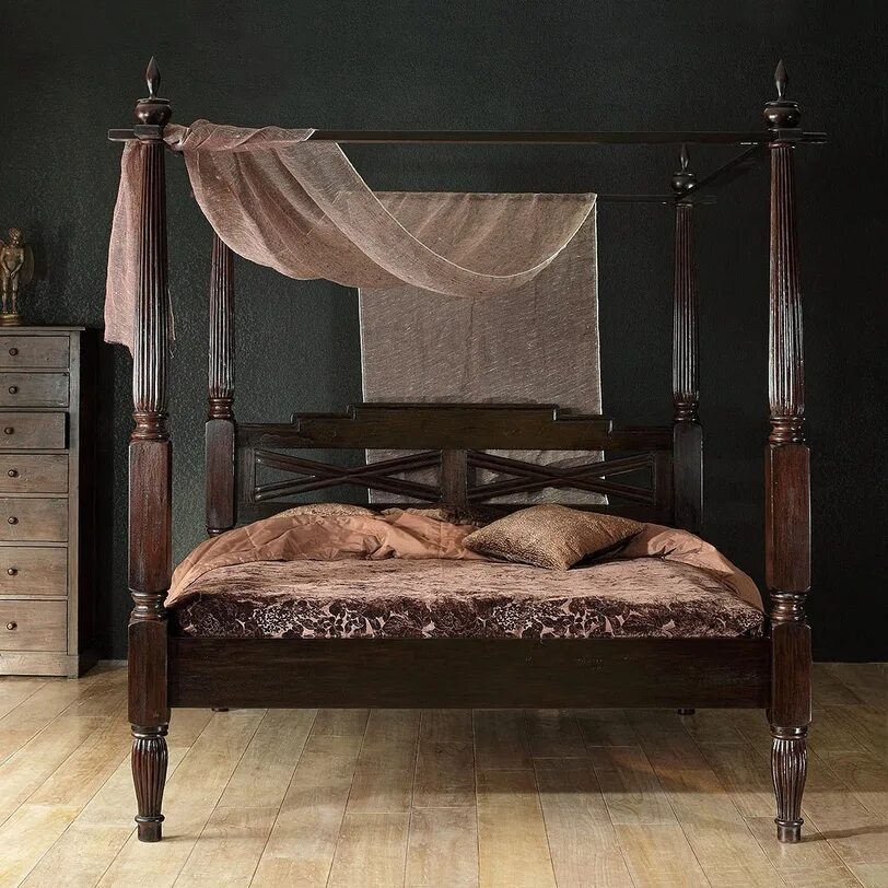 Кровати кинг сайз из массива. Кровать с высокими балясинами. Кровати со стойками. Кровать с балдахином двуспальная деревянная. Кровати со стойками.